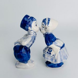 Kissing couple blue small