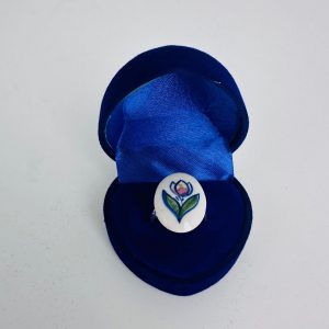 Oval ring with tulip design