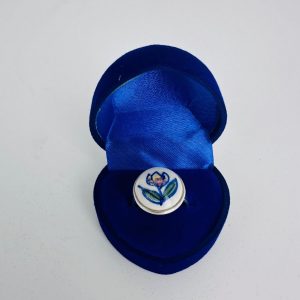 Round ring with tulip design