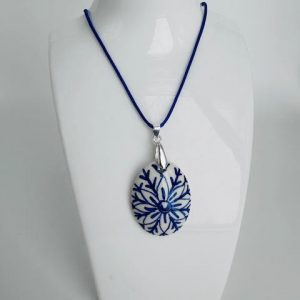Necklace flower with leather chain