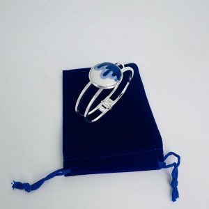 Handpainted bracelet with drops design