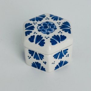 Box hexagonal flower design