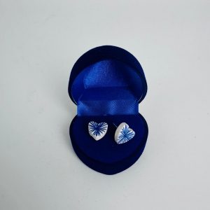 Earrings with silver studs and lines design