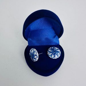 Earrings with silver studs and flower design