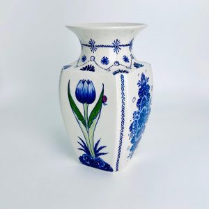 Vase square tulip blue green and traditional flowers