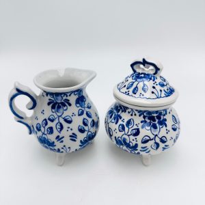 Classic style milk and sugar set with traditional flowers